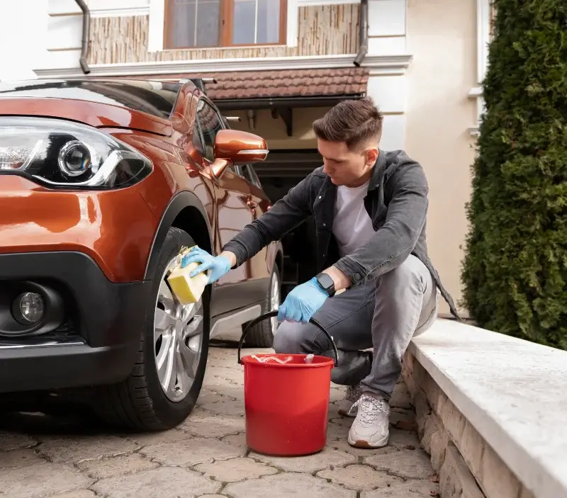 Lavage auto à domicile Bor-et-Bar : professionnel intervenant sur un véhicule